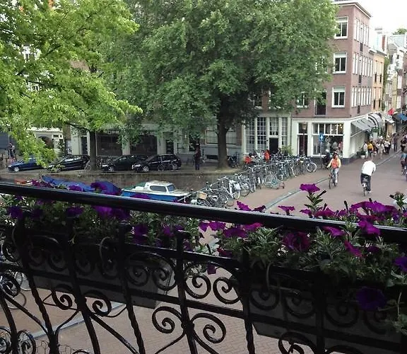 Couette-café Bij Tijn Op De Gracht Amsterdam