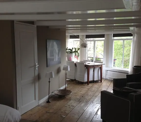 Couette-café Bij Tijn Op De Gracht Amsterdam