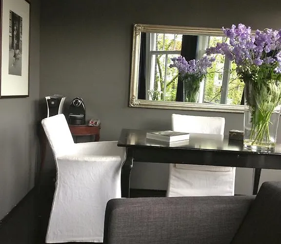 Couette-café Bij Tijn Op De Gracht Amsterdam